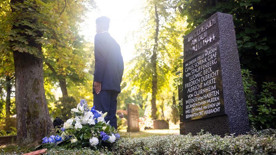 Nachdem ein Exekutionskommando in der Nacht des 20. Juli 1944 Claus Schenk Graf von Stauffenberg, Werner von Haeften, Albrecht Mertz von Quirnheim und Friedrich Olbricht erschossen hatte, verscharrte man die Leichen in einem Grab auf dem alten Matthäusfriedhof in Schöneberg. Kurze Zeit später ließen die Nazis die Leichen exhumieren und verbrannten sie, die Asche soll auf Berliner Rieselfeldern verstreut worden sein. Heute erinnert ein Gedenkstein auf der Grabstelle in Schöneberg an die vier Toten. Der Deutsche BundeswehrVerband pflegt die Grabstätte gemeinsam mit dem Volksbund Deutsche Kriegsgräberfürsorge. Foto: DBwV/Yann Bombeke