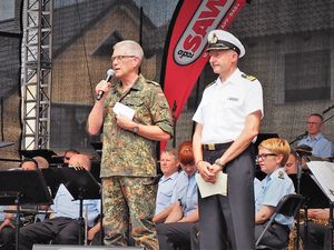 Generalleutnant Peter Bohrer (l.) und Karl-Heinz Schröter, Innenminister Brandenburgs und Kapitänleutnant der Reserve. Foto: DBwV/Kruse