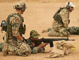 Ein Beispiel für die deutsche Unterstützung: Training kurdischer Kämpfer am Gewehr G3 (Quelle: Bundeswehr/Wilke)