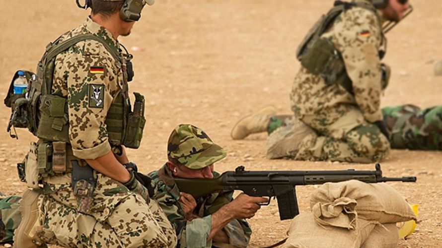 Ein Beispiel für die deutsche Unterstützung: Training kurdischer Kämpfer am Gewehr G3 (Quelle: Bundeswehr/Wilke)