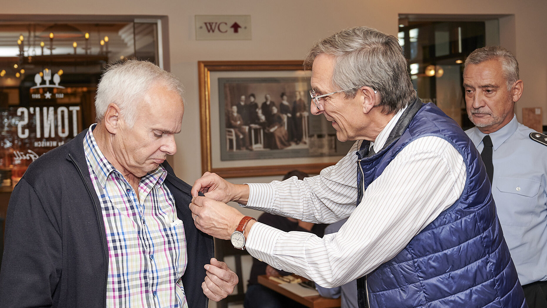Einer der Geehrten: Stabsfeldwebel a.D. Günther Übelacker (l.) erhielt die Verdienstnadel in Gold. Foto: DBwV/Ingo Kaminsky