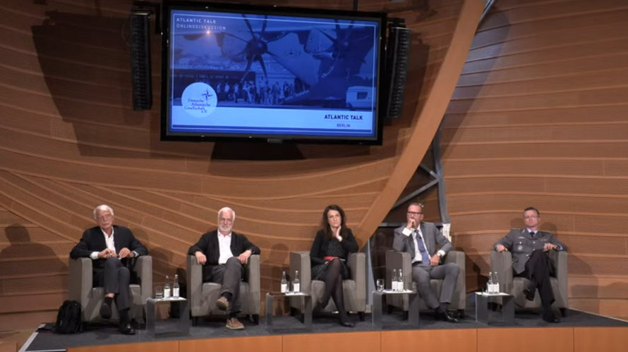 Beim Atlantic Talk in Berlin: Moderator Werner Sonne, Politikwissenschaftler Prof. Dr. Dr. Hans-Joachim Gießmann, Dr. Magdalena Kirchner, der Leiterin des Kabuler Büros der Friedrich-Ebert-Stiftung, Clemens Hach, Referatsleiter Krisenprävention/Stabilisierung im Auswärtigen Amt, un der DBwV-Bundesvorsitzende Oberstleutnant André Wüstner.