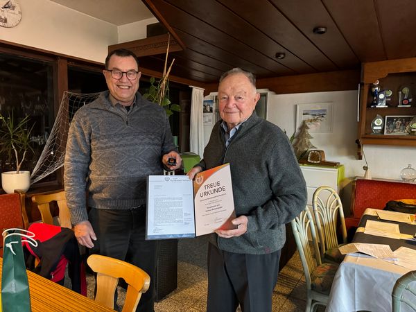 Vorsitzender Rüdiger Pauli zeichnete Hauptmann a.D. Helmut Reisenwedel für 60 Jahre Mitgliedschaft im DBwV aus. Foto: Walter Proneth