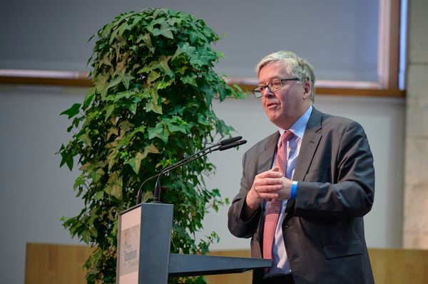 Das Schlusswort hielt Hans-Peter Bartels (Bundesvorsitzender der Gesellschaft für Sicherheitspolitik und Wehrbeauftragter a.D.). Foto: DBwV/Ingo Kaminsky