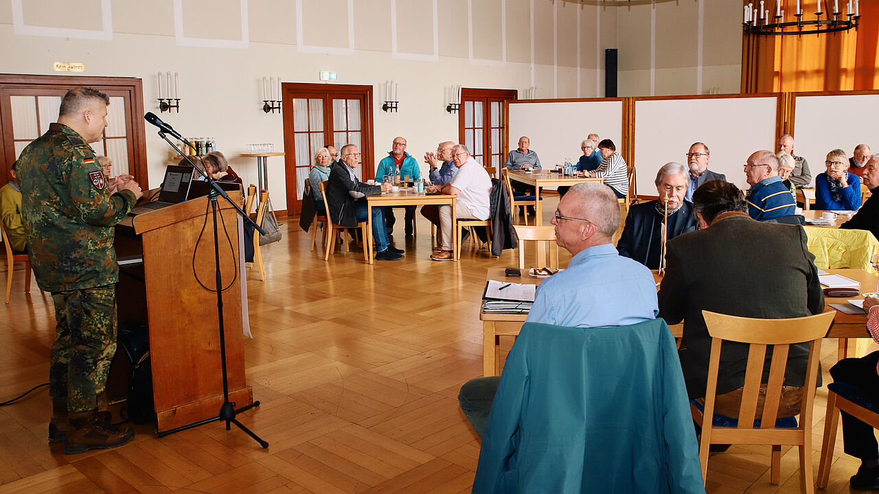 Oberst Tim Richardt, Kommandeur der Schule ABCAbw/GSchAufg, trug zur sicherheitspolitischen Lage und daraus resultierenden Veränderungen für die ABCAbw-Truppe vor. Foto: Wolfgang Kruse