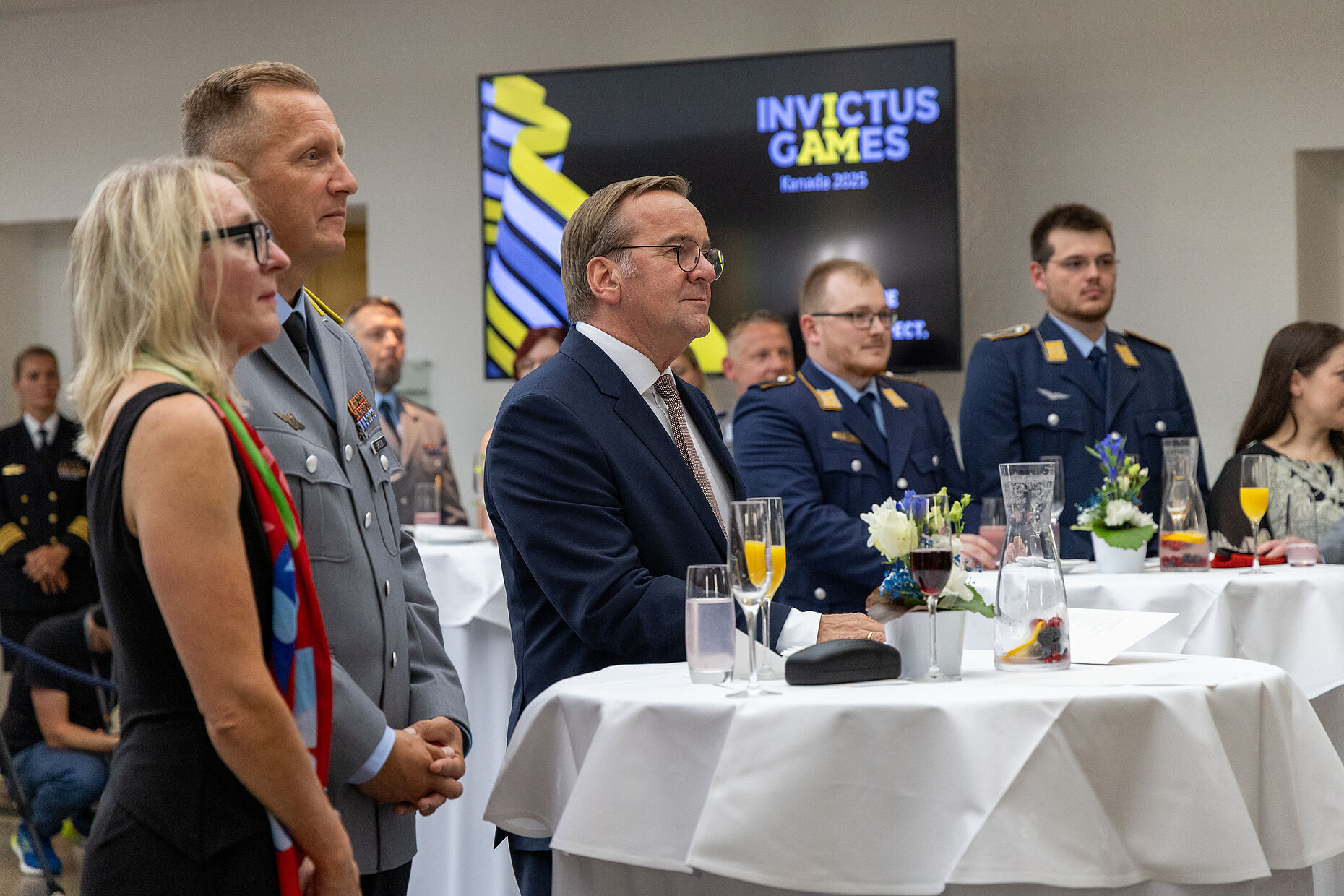 Der Bundesminister der Verteidigung Boris Pistorius (SPD; M.) hatte die Athletinnen und Athleten im Ministerium persönlich empfangen. Foto: DBwV/Sarina Flachsmeier