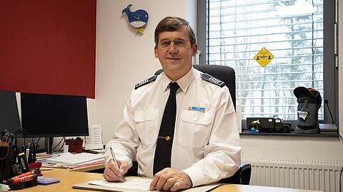 Als Leiter einer Feuerwache muss Christian Frey die administrativen Vorgänge bearbeiten. Foto: Privat