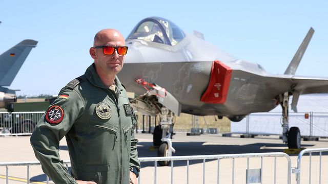 Oberstabsfeldwebel Jochen Bauer steht während der Berliner ILA vor einer F-35. Foto: DBwV/Bombeke 