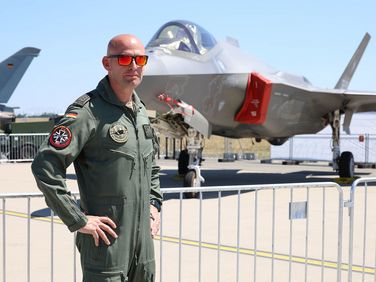 Oberstabsfeldwebel Jochen Bauer steht während der Berliner ILA vor einer F-35. Foto: DBwV/Bombeke 