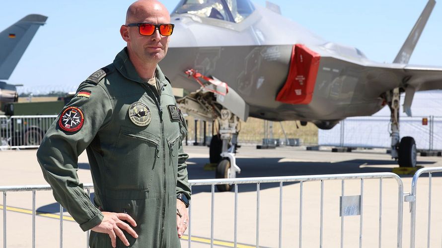 Oberstabsfeldwebel Jochen Bauer steht während der Berliner ILA vor einer F-35. Foto: DBwV/Bombeke 