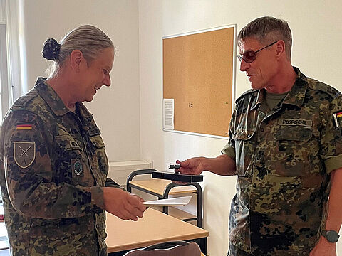 Für 40 Jahre Mitgliedschaft im DBwV nimmt Oberst Elisabeth Landsteiner die Treuenadel vom Bezirksvorsitzenden des Freistaates Sachsen, Oberstleutnant Christian Pospischil, entgegen. Foto: Holger Koch