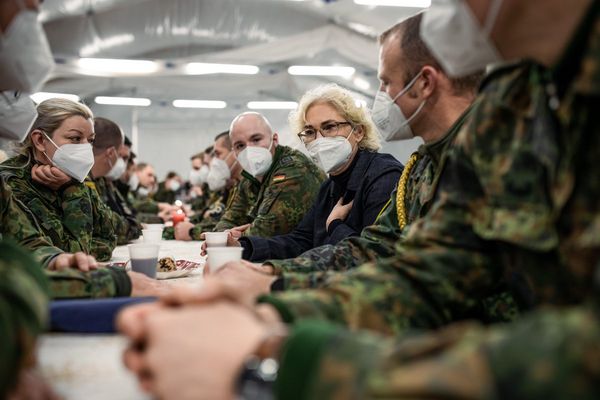 Christine Lambrecht im Gespräch mit deutschen Soldatinnen und Soldaten im litauischen Rukla. Foto: Nato eFP Battlegroup Lithuania