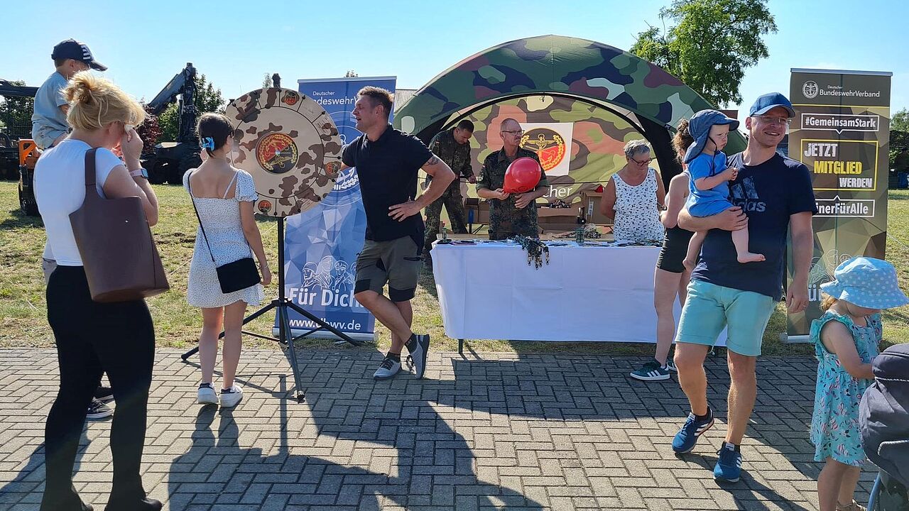Das Glücksrad, das zur obligatorischen Ausstattung eines Informationsstandes gehört, zog auch in Viereck viele Familien mit Kinder magisch an.  Foto: Michael Edlinger