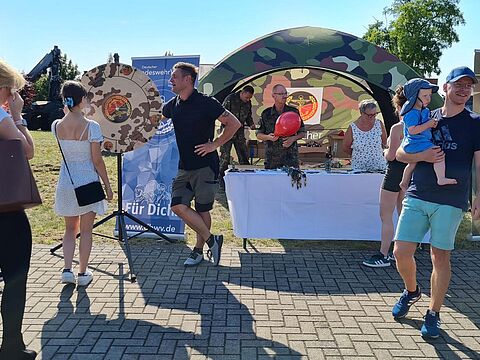 Das Glücksrad, das zur obligatorischen Ausstattung eines Informationsstandes gehört, zog auch in Viereck viele Familien mit Kinder magisch an.  Foto: Michael Edlinger