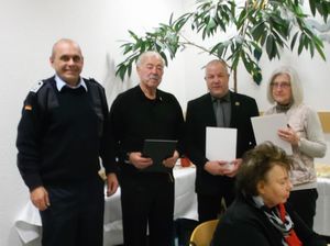 Bezirksvorsitzender Schneider mit den geehrten Oberstabsfeldwebeln a.D. W. Dreher und R. Werner sowie Frau B. Olbrischewski  (v.l.) Foto: DBwV/Heinz Simon