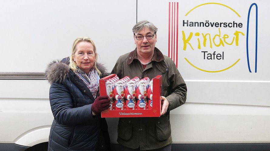 „Die Weihnachtsleckereien werden gleich am Donnerstag und Freitag mit ausgegeben“, freut sich Horst Walter Gora von der Leitung der Hannöverschen Tafel (rechts). Foto: Obermaat Michelle Pleye