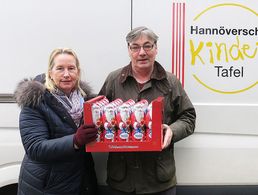 „Die Weihnachtsleckereien werden gleich am Donnerstag und Freitag mit ausgegeben“, freut sich Horst Walter Gora von der Leitung der Hannöverschen Tafel (rechts). Foto: Obermaat Michelle Pleye