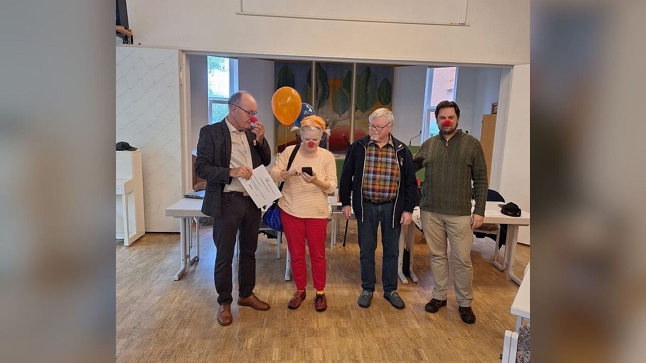 Volker Zerrgiebel (3.von links) übergab den Scheck an Vereinsmitglieder. Foto: DBwV