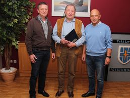 Der Vorsitzende der KERH Laage, Hptm a.D. Hans Fischer (r), und sein Stellvertreter, StFw a.D. Uwe Grünewald (l), gratulieren OTL d.R. Hartmut Fischer zum Jubiläum. Foto: DBwV / Hütten.