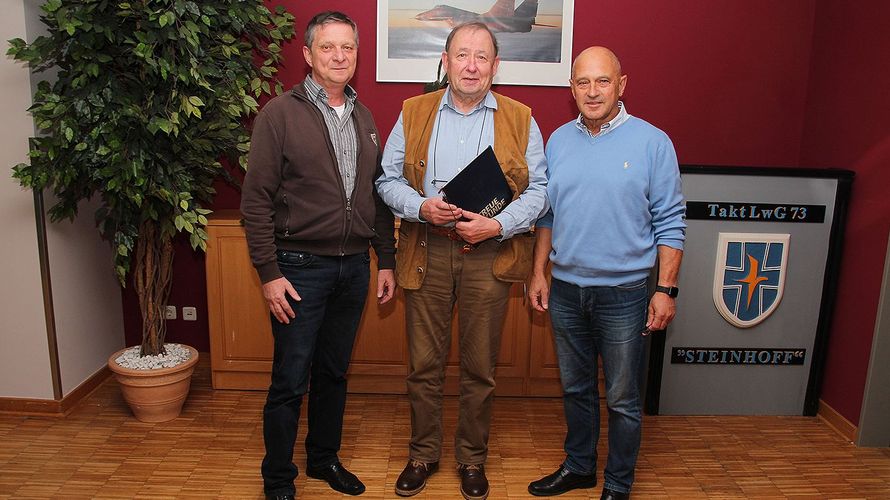 Der Vorsitzende der KERH Laage, Hptm a.D. Hans Fischer (r), und sein Stellvertreter, StFw a.D. Uwe Grünewald (l), gratulieren OTL d.R. Hartmut Fischer zum Jubiläum. Foto: DBwV / Hütten.