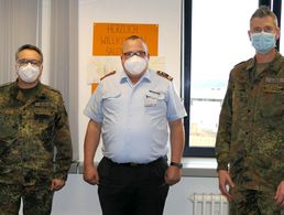 Oberstleutnant Michael Schwab, Generalarzt Dr. Jens Diehm und Stabsfeldwebel Christian Hillmer im Dienstzimmer des Kommandeurs (v.l.n.r.). Foto: DBwV