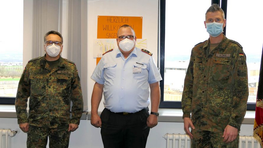 Oberstleutnant Michael Schwab, Generalarzt Dr. Jens Diehm und Stabsfeldwebel Christian Hillmer im Dienstzimmer des Kommandeurs (v.l.n.r.). Foto: DBwV