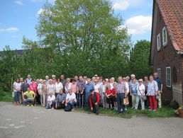 Die Reisegruppe vor der Abfahrt vom Obsthof am Nachmittag Foto: Elsa Karstens