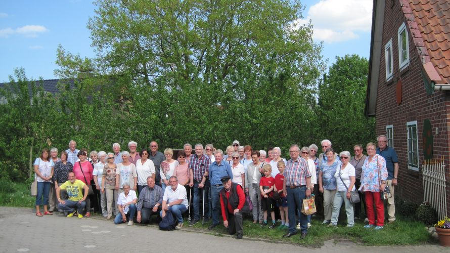 Die Reisegruppe vor der Abfahrt vom Obsthof am Nachmittag Foto: Elsa Karstens