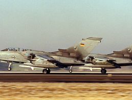 Im Januar 1999 starten zwei mit "HARM"-Raketen bewaffnete "Tornados" vom Fliegerhorst Lechfeld zur italienischen Air Base in Piacenza. Von dort aus starteten sie am 24. März 1999 zu ihrem Einsatz über Serbien und Kosovo. Foto: dpa