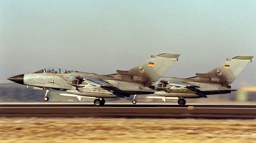 Im Januar 1999 starten zwei mit "HARM"-Raketen bewaffnete "Tornados" vom Fliegerhorst Lechfeld zur italienischen Air Base in Piacenza. Von dort aus starteten sie am 24. März 1999 zu ihrem Einsatz über Serbien und Kosovo. Foto: dpa