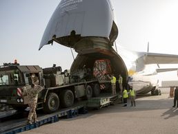 Verladung auf dem Flugplatz in Masar-e-Sharif: Der 27 Tonnen schwere Felsblock wird in eine Antonov-Transportmaschine geladen. Foto: Twitter/Bundeswehr