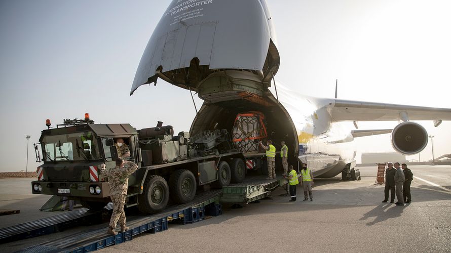 Verladung auf dem Flugplatz in Masar-e-Sharif: Der 27 Tonnen schwere Felsblock wird in eine Antonov-Transportmaschine geladen. Foto: Twitter/Bundeswehr