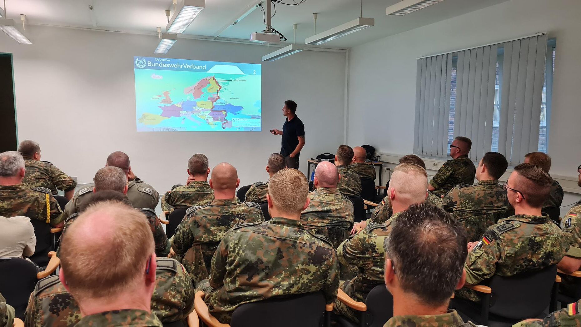 Der DBwV-Außendienstmitarbeiter Kristian Reinke stellte in seinem Vortrag über die Stationierung der Panzerbrigade 45 in Litauen die Herausforderungen und Probleme ungeschminkt dar, machte aber auch deutlich, dass der DBwV auch in Litauen für seine Mitglieder da sein wird. Foto: Michael Edlinger