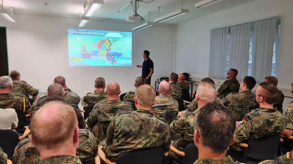 Der DBwV-Außendienstmitarbeiter Kristian Reinke stellte in seinem Vortrag über die Stationierung der Panzerbrigade 45 in Litauen die Herausforderungen und Probleme ungeschminkt dar, machte aber auch deutlich, dass der DBwV auch in Litauen für seine Mitglieder da sein wird. Foto: Michael Edlinger