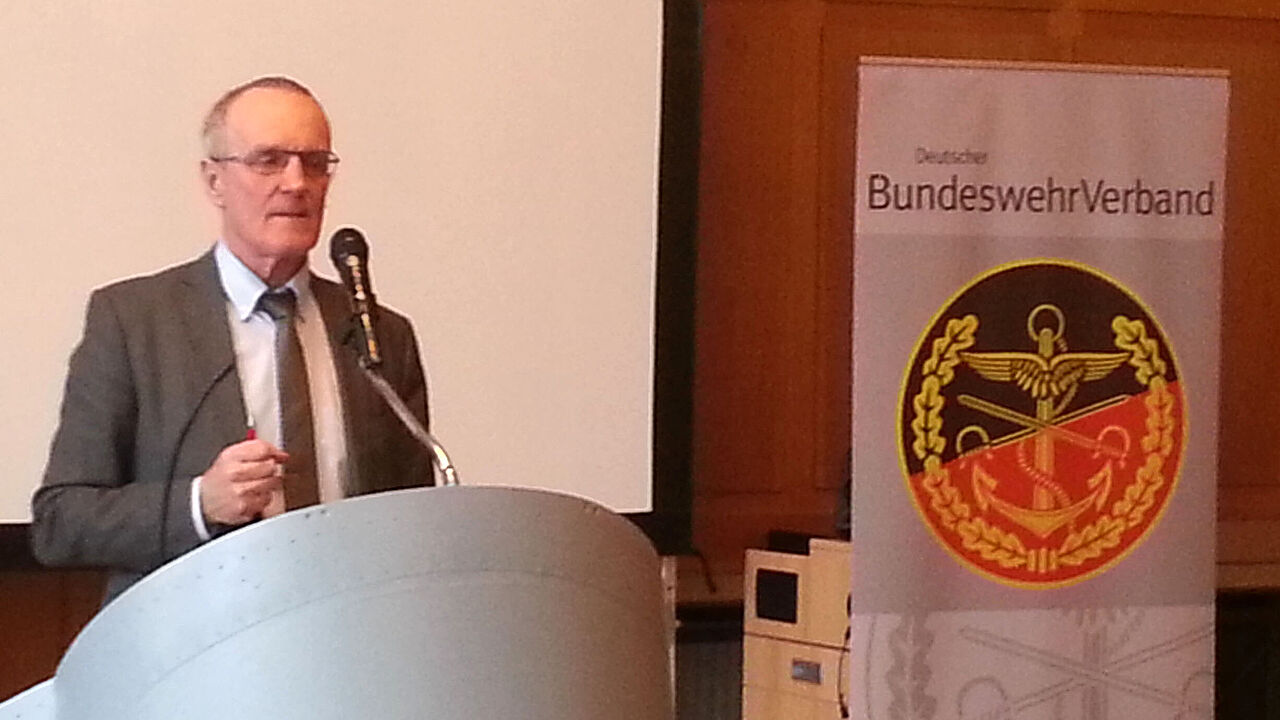 Vorsitzender ERH im DBwV Albrecht Kiesner spricht zu Themen „Versorgung“. Foto: DBwV/LV Süddeutschland