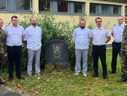 StoKa-Vorsitzender Oberstleutnant Thomas Zimmermann und TruKa-Vorsitzender Hauptmann Thobias Sterzl dankten dem Team des Standortcasinos. Foto: StoKa Roding