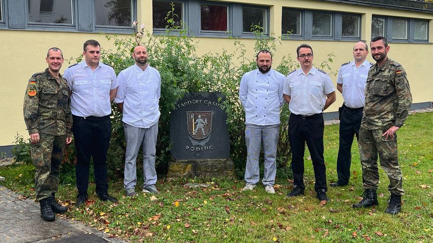 StoKa-Vorsitzender Oberstleutnant Thomas Zimmermann und TruKa-Vorsitzender Hauptmann Thobias Sterzl dankten dem Team des Standortcasinos. Foto: StoKa Roding