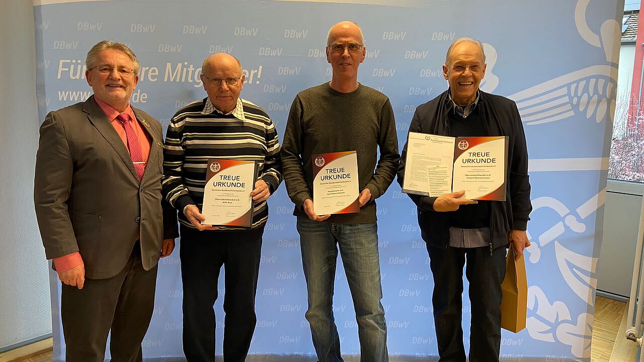 Auch die langjährige Mitgliedschaft im Deutschen BundeswehrVerband wurde im Rahmen der vergangenen Mitgliederversammlung in Euskirchen gebührend gewürdigt. Foto: S. Hansen   