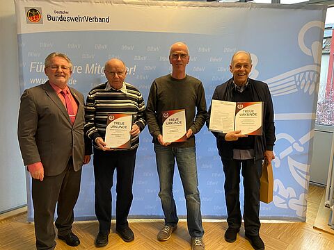 Auch die langjährige Mitgliedschaft im Deutschen BundeswehrVerband wurde im Rahmen der vergangenen Mitgliederversammlung in Euskirchen gebührend gewürdigt. Foto: S. Hansen   