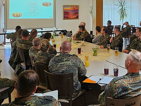 Rund 50 Soldaten und zivile Beschäftigte waren Gast der TruKa Infanterieschule im Lagerberg-Casino Hammelburg beim Vortrag zu den Themen Vollmachten – Betreuungsverfügung – Patientenverfügung – Testament. Foto: Steffen Naumann