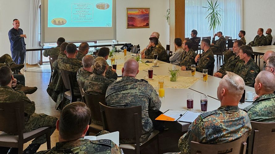Rund 50 Soldaten und zivile Beschäftigte waren Gast der TruKa Infanterieschule im Lagerberg-Casino Hammelburg beim Vortrag zu den Themen Vollmachten – Betreuungsverfügung – Patientenverfügung – Testament. Foto: Steffen Naumann