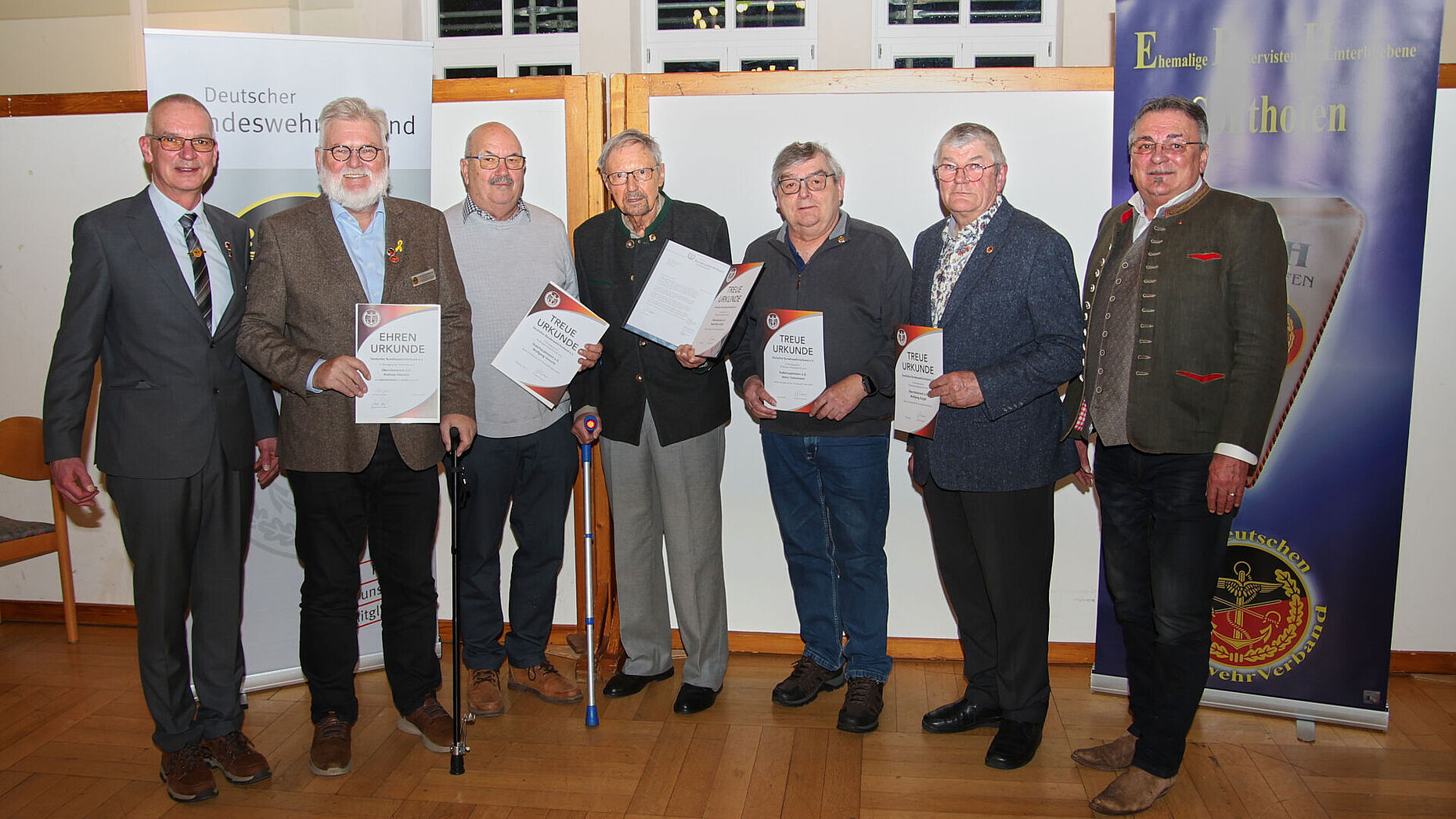 Nach der Würdigung des Einsatzes in der Kameradschaft: Vorsitzender Stefan Weyer (von links), Andreas Hamann, Wolfgang Unrecht, Rudolf Schlör, Heinz Tüttelmann, Wolfgang Dargel und Bezirksvorsitzender Franz Jung. Foto: Wolfgang Kruse