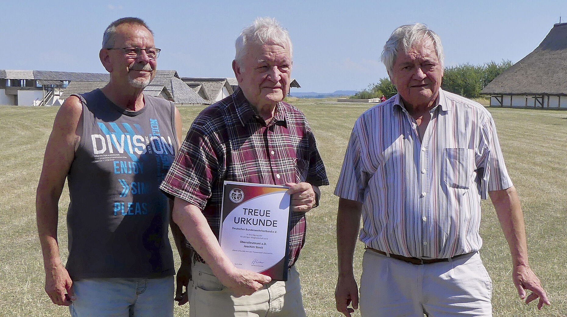 Eine besondere Ehrung erhielt Oberstleutnant a.D. Joachim Streit (Mitte): Für seine 60-jährige Mitgliedschaft im Deutschen BundeswehrVerband zeichneten ihn Bezirksvorsitzender Harald Lott (l.) und der Vorsitzende der Kameradschaft ERH, Roland Richter (r.), aus. Horst Niedermüller