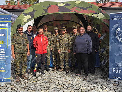 Die TruKa UniBw München mit ihrer Vorsitzenden Melanie Haschberger (2.von links), Bezirksvorsitzender Oberstleutnant Daniel Brunner (3. von links), Oberst Matthias Henkelmann (1.von links) als Leiter des Studierendenbereichs sowie Mitarbeitern der Landesgeschäftsstelle hießen die Studienanfänger an der UniBw München herzlich willkommen. Foto: Brunner/Haschberger