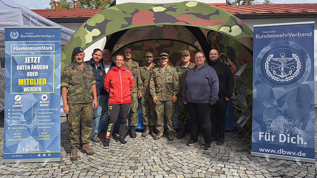 Die TruKa UniBw München mit ihrer Vorsitzenden Melanie Haschberger (2.von links), Bezirksvorsitzender Oberstleutnant Daniel Brunner (3. von links), Oberst Matthias Henkelmann (1.von links) als Leiter des Studierendenbereichs sowie Mitarbeitern der Landesgeschäftsstelle hießen die Studienanfänger an der UniBw München herzlich willkommen. Foto: Brunner/Haschberger