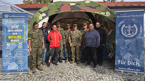 Die TruKa UniBw München mit ihrer Vorsitzenden Melanie Haschberger (2.von links), Bezirksvorsitzender Oberstleutnant Daniel Brunner (3. von links), Oberst Matthias Henkelmann (1.von links) als Leiter des Studierendenbereichs sowie Mitarbeitern der Landesgeschäftsstelle hießen die Studienanfänger an der UniBw München herzlich willkommen. Foto: Brunner/Haschberger
