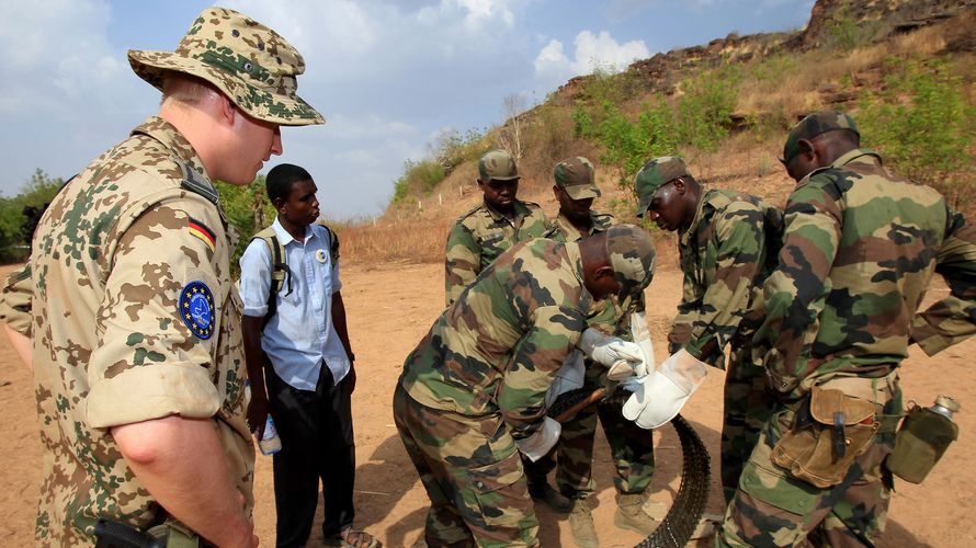 Symbolbild: Deutsche Pioniere von der Panzerpionierkompanie 550 bilden malische Soldaten im Rahmen der European Union Training Mission to Mali (EUTM) im Koulikoro Trainingscenter aus (2013). Foto: Bundeswehr/Andrea Bienert