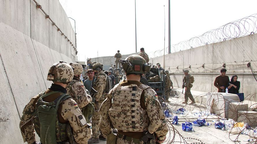 Fallschirmjäger am Flughafen von Kabul: Die Gefahr von Anschlägen ist groß, insbesondere jetzt, wo das Ende des Einsatzes naht. Foto: Bundeswehr