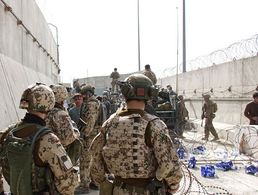 Fallschirmjäger am Flughafen von Kabul: Die Gefahr von Anschlägen ist groß, insbesondere jetzt, wo das Ende des Einsatzes naht. Foto: Bundeswehr