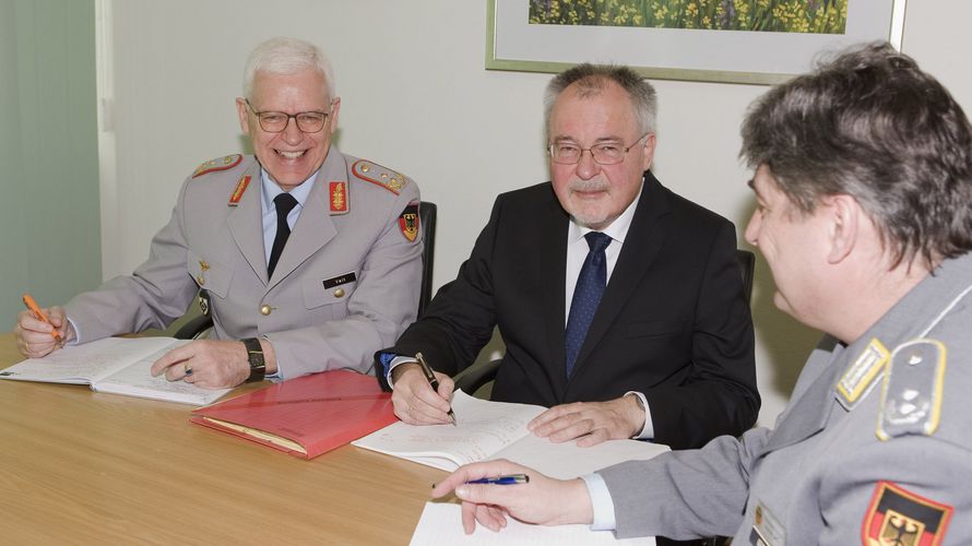 Vizepräsident militärisch Generalmajor Klaus Veit und Vizepräsident Armin Schmidt-Franke im Gespräch mit DBwV-Bundesvorstandsmitglied Oberstleutnant Andreas Geckeis (v.l.)